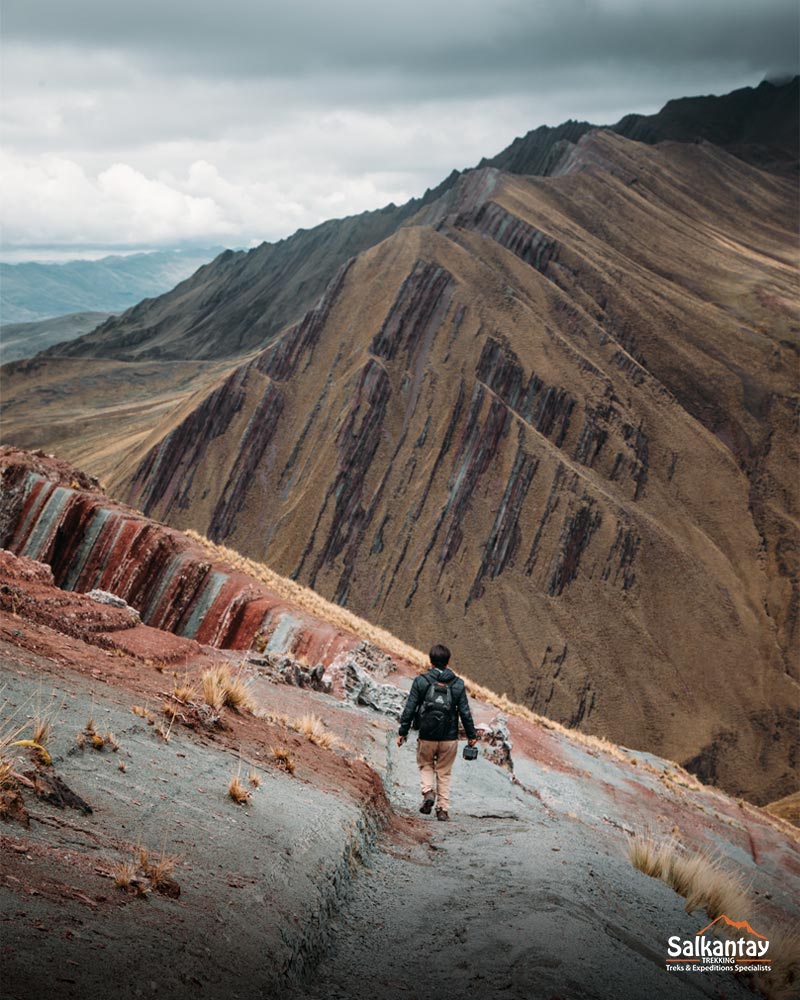 Turista caminhando na montanha colorida de Pallay Punchu