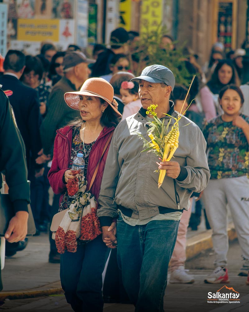 Pessoa segurando uma palmeira de oliveira na Praça do Prefeito - Cusco