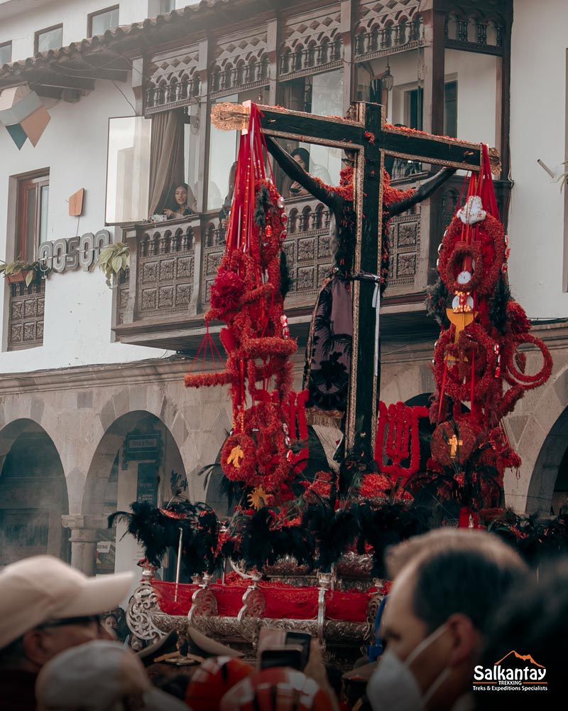 O Senhor dos Tremores na praça principal de Cusco