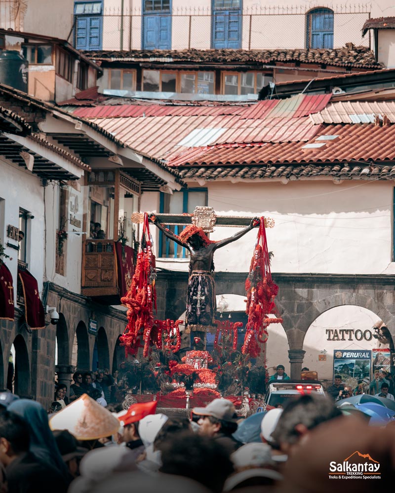 O Senhor dos Tremores na praça principal de Cusco