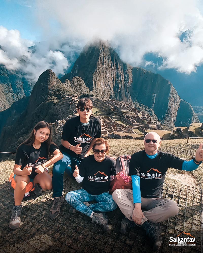 Grupo de turistas em Machu Pucchu