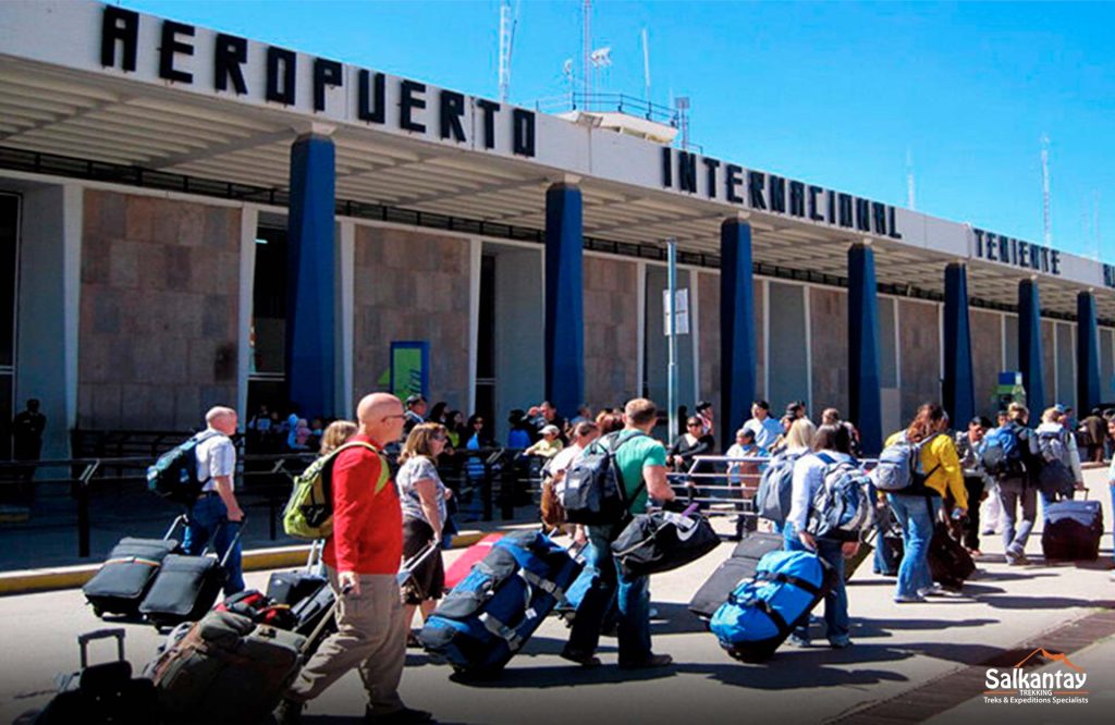 Pessoas saindo do aeroporto