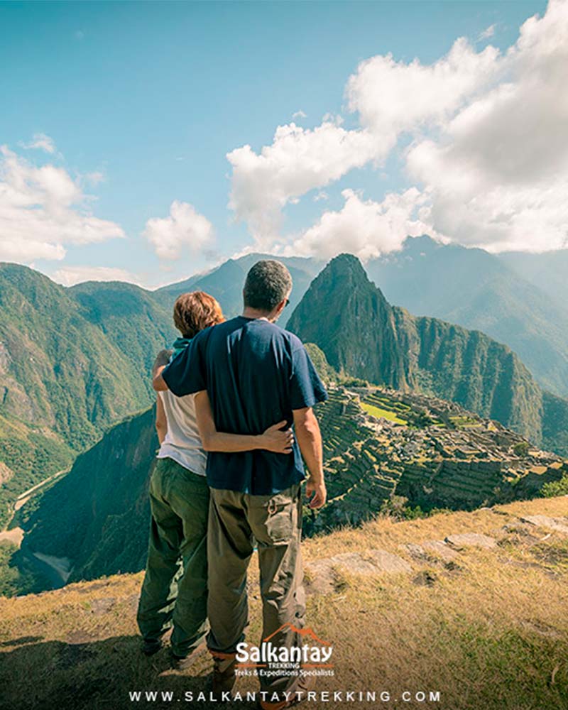 Casal olhando para Machu Picchu