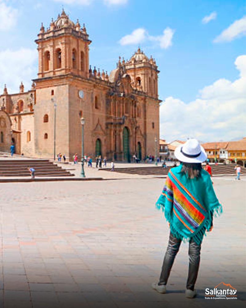 Mulher observando a Plaza de Armas em Cusco.