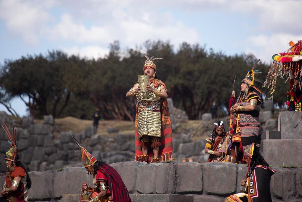 Inca fazendo a oferenda de chicha no festival Inti Raymi