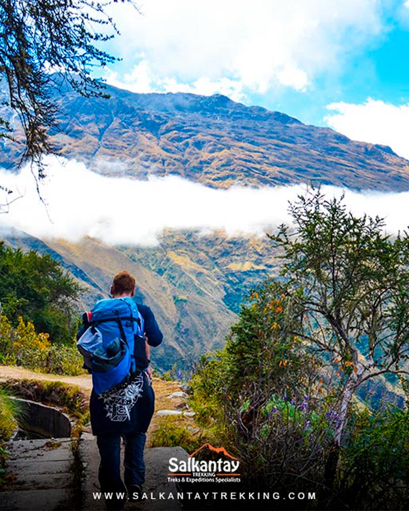 Turista na trilha para o Passo Salkantay