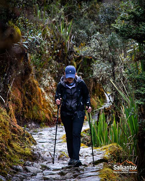 Mulher caminhando pela Trilha Inca