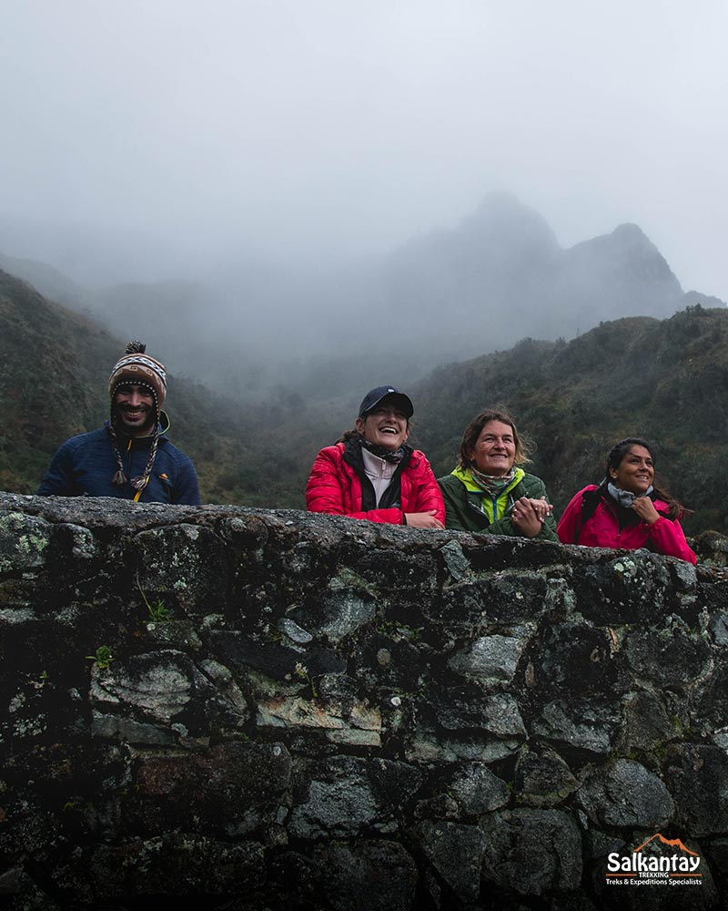 Turistas na Trilha Inca durante a estação chuvosa