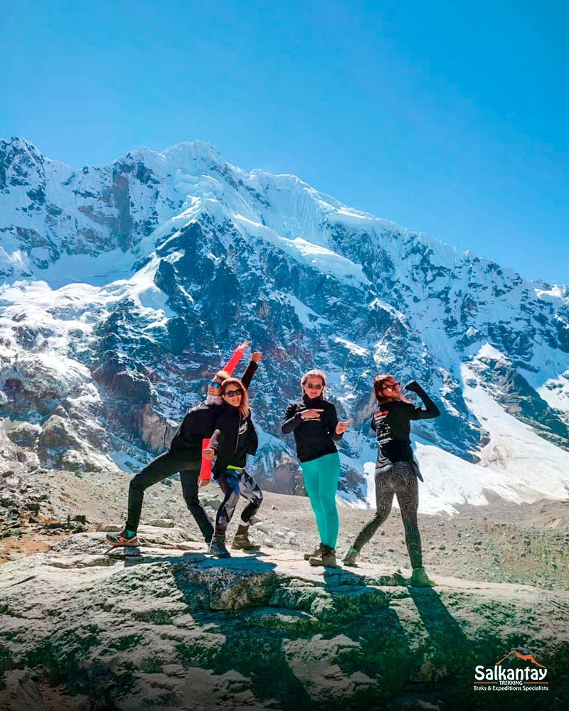 Turistas felizes no Passo Salkantay