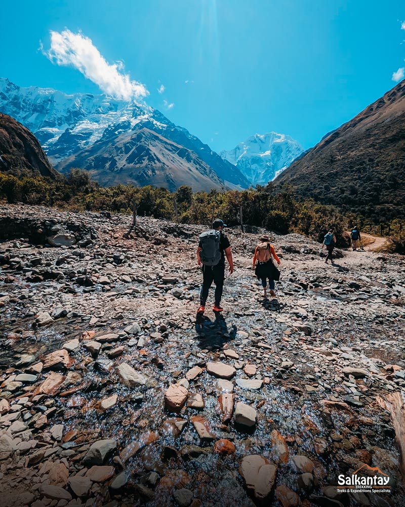 Turistas caminhando em direção às montanhas Salkantay e Humantay