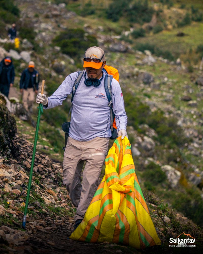 Campanha de limpeza na trilha Salkantay