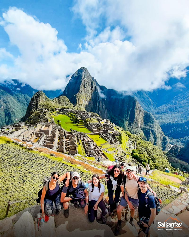 Grupo de turistas na cidadela de Machu Picchu