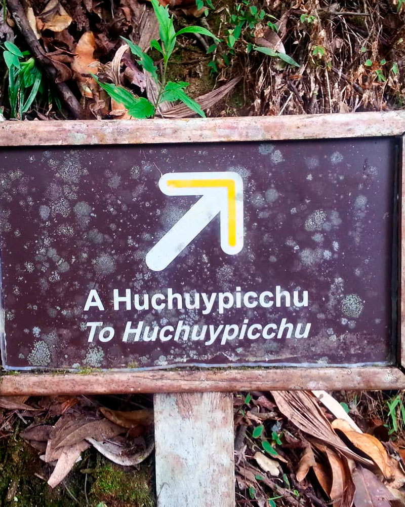 No caminho para a montanha Huchuy Picchu