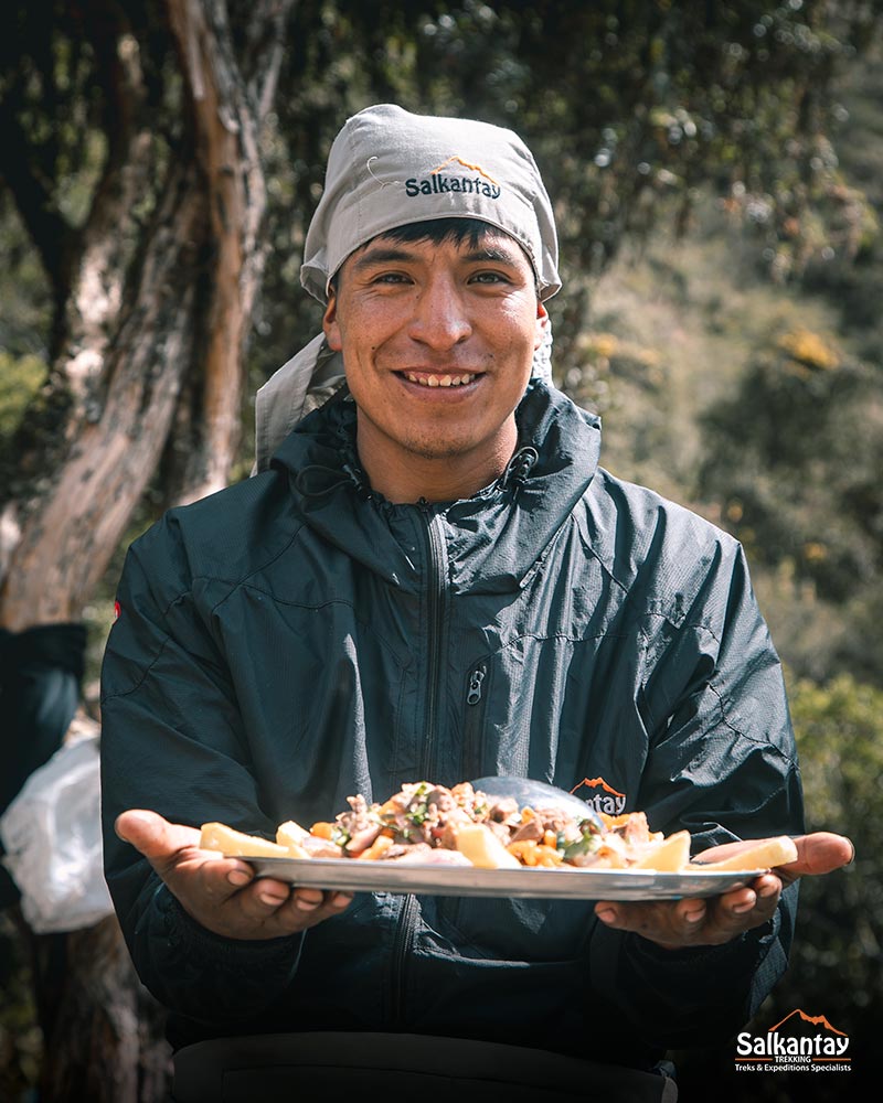 Nosso cozinheiro mostrando a comida servida em todas as rotas.