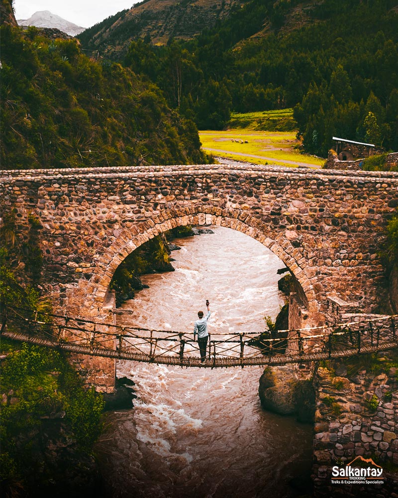 Ponte na cidade de Checacupe