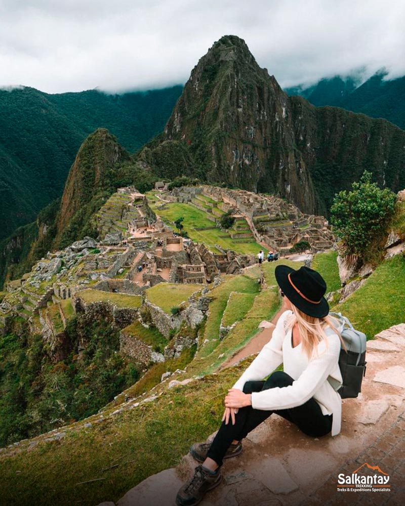 Turista em frente à majestosa montanha Machu Picchu em Cusco