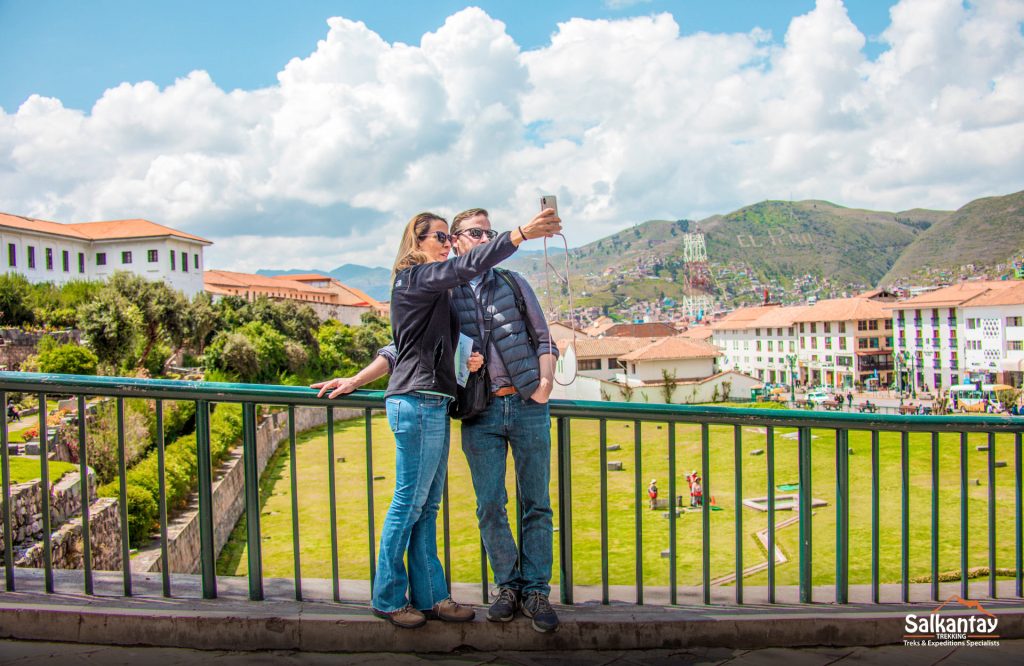 Turistas em Qoricancha, na cidade de Cusco