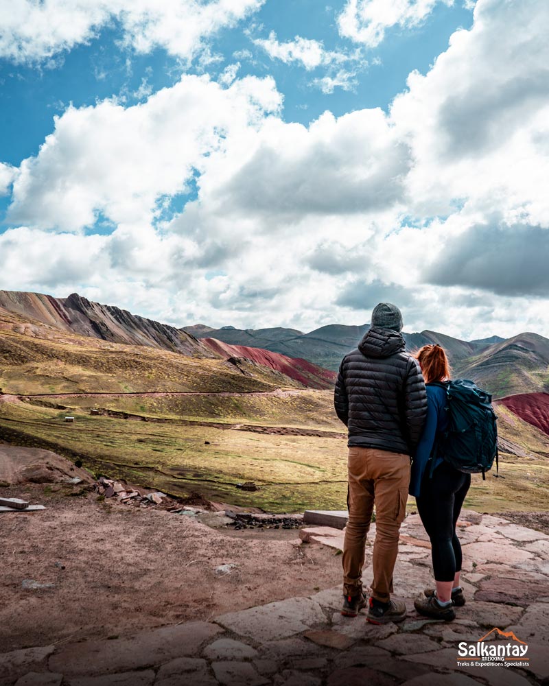 Um casal de turistas na montanha de Palccoyo