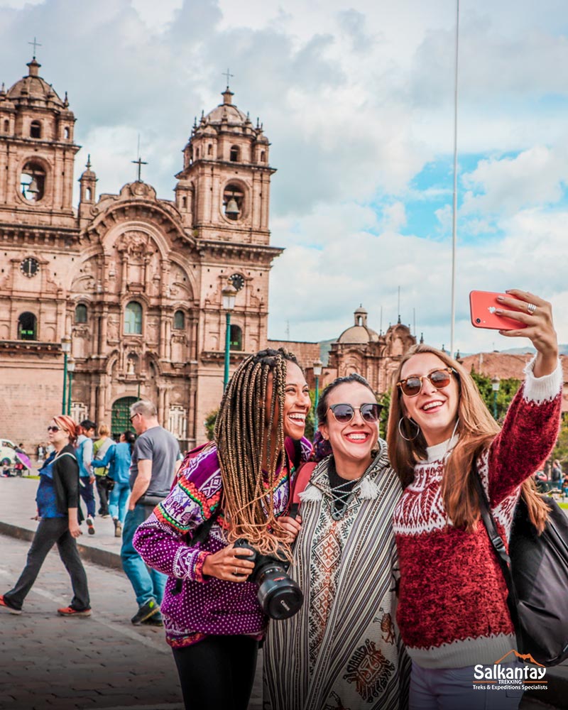 Turistas na praça principal de Cusco