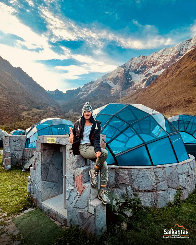 Turistas no acampamento Sky Camp na rota Salkantay