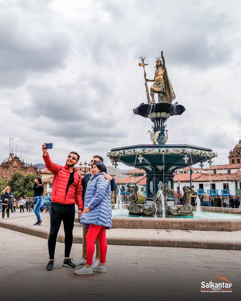 Turistas na praça principal de Cusco