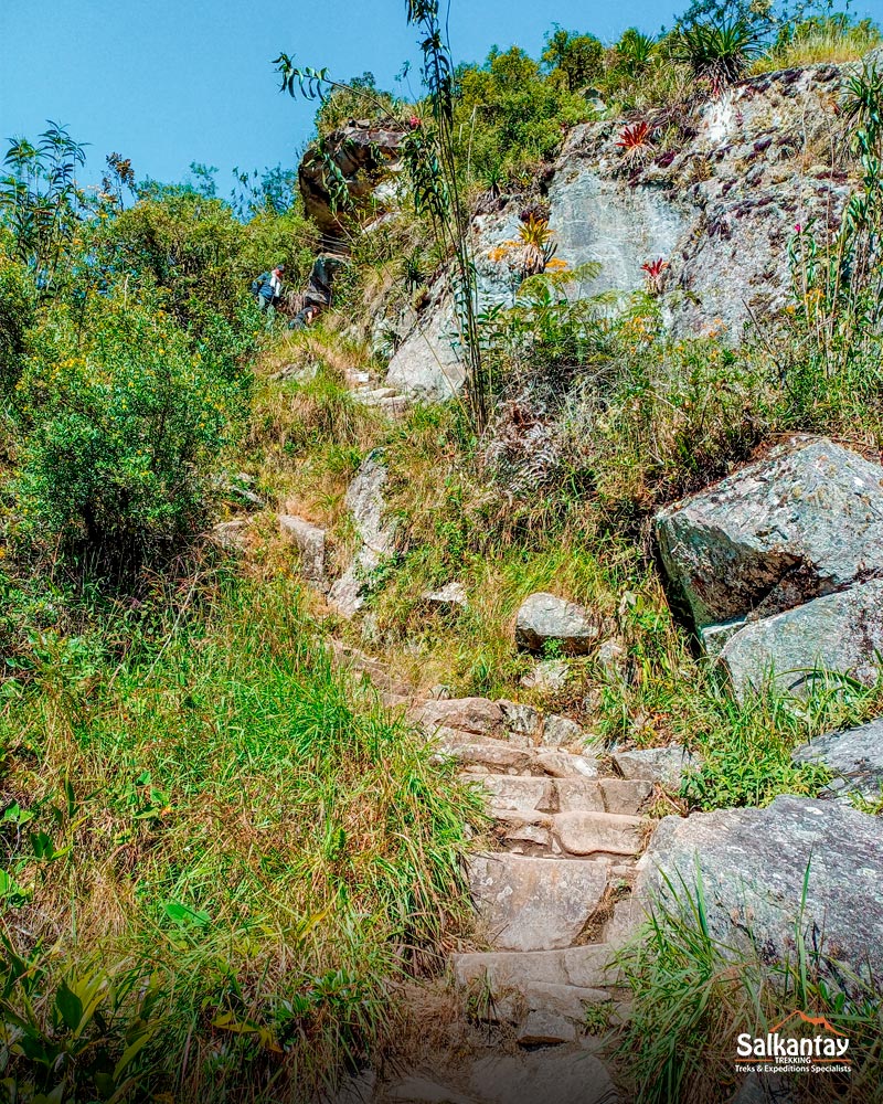 No caminho para a montanha Huchuy Picchu