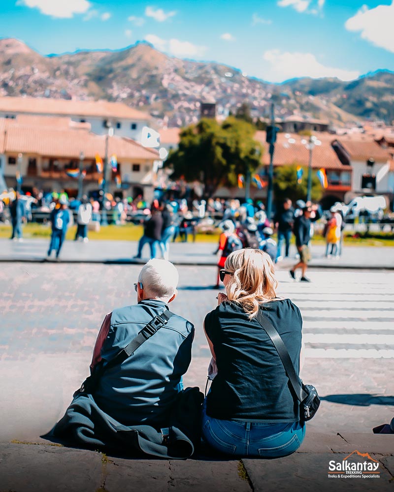 Alguns turistas se concentraram na praça principal de Cusco para se aclimatarem à alta altitude da cidade