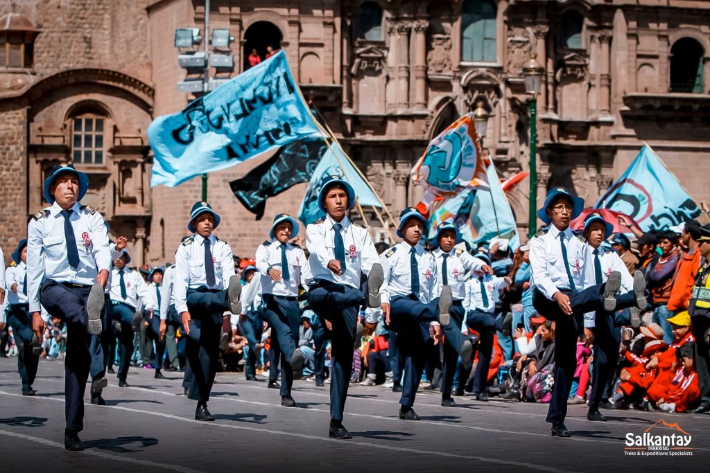 Desfile escolar em Cusco para os feriados nacionais