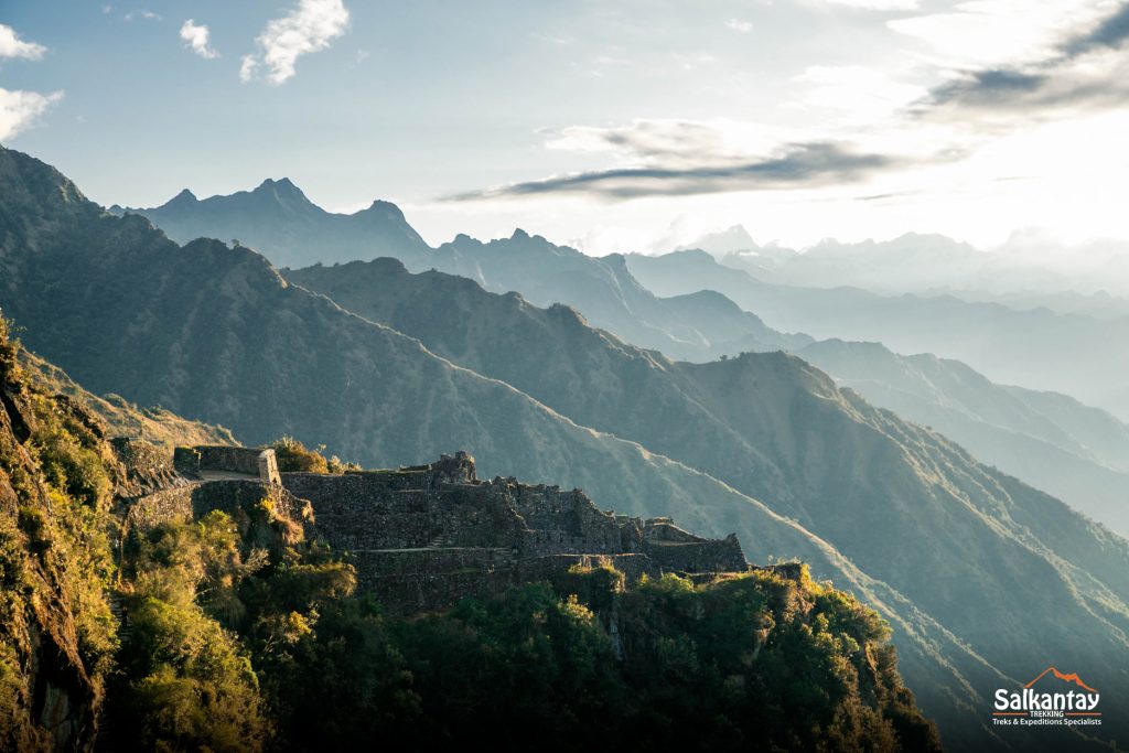 Foto panorâmica do sítio arqueológico de Sayaqmarka na Trilha Inca.