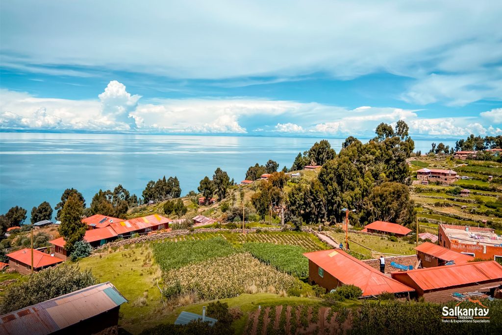 Paisagem de Taquile com casas e campos cultivados