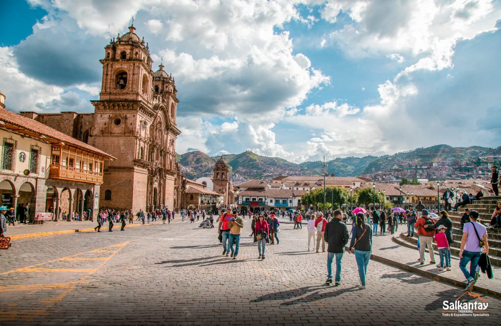 Plaza Mayor de Cusco cheia de turistas