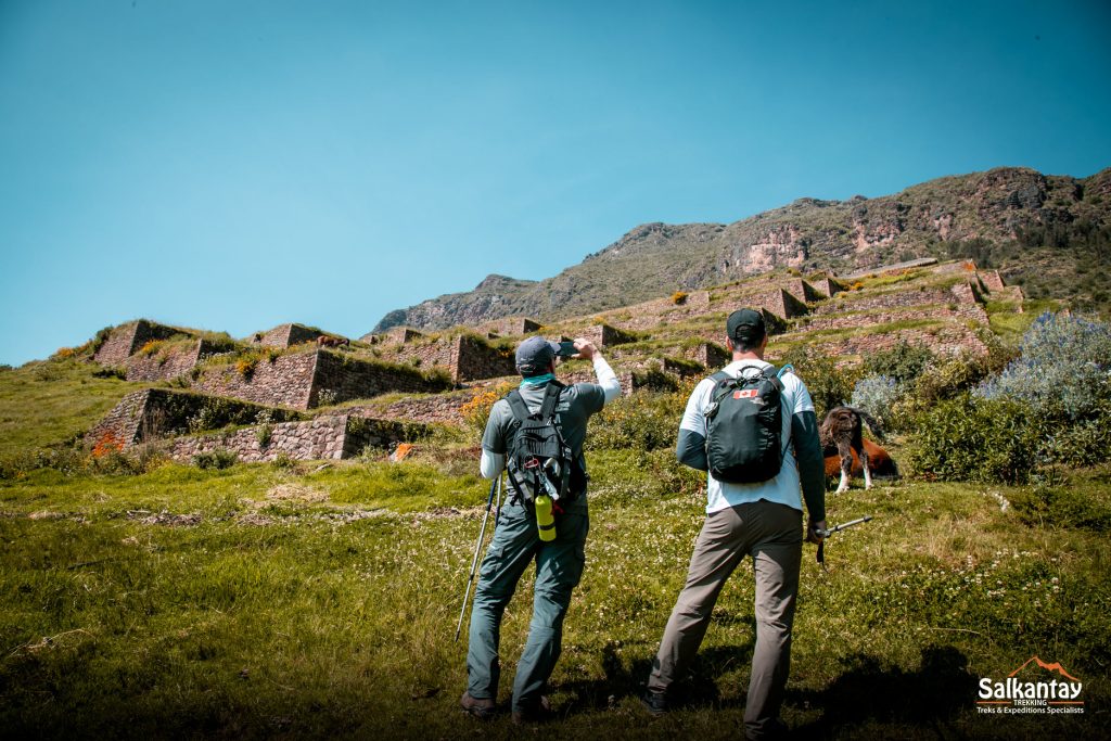 Turistas no sítio arqueológico de Huchuy Qosqo