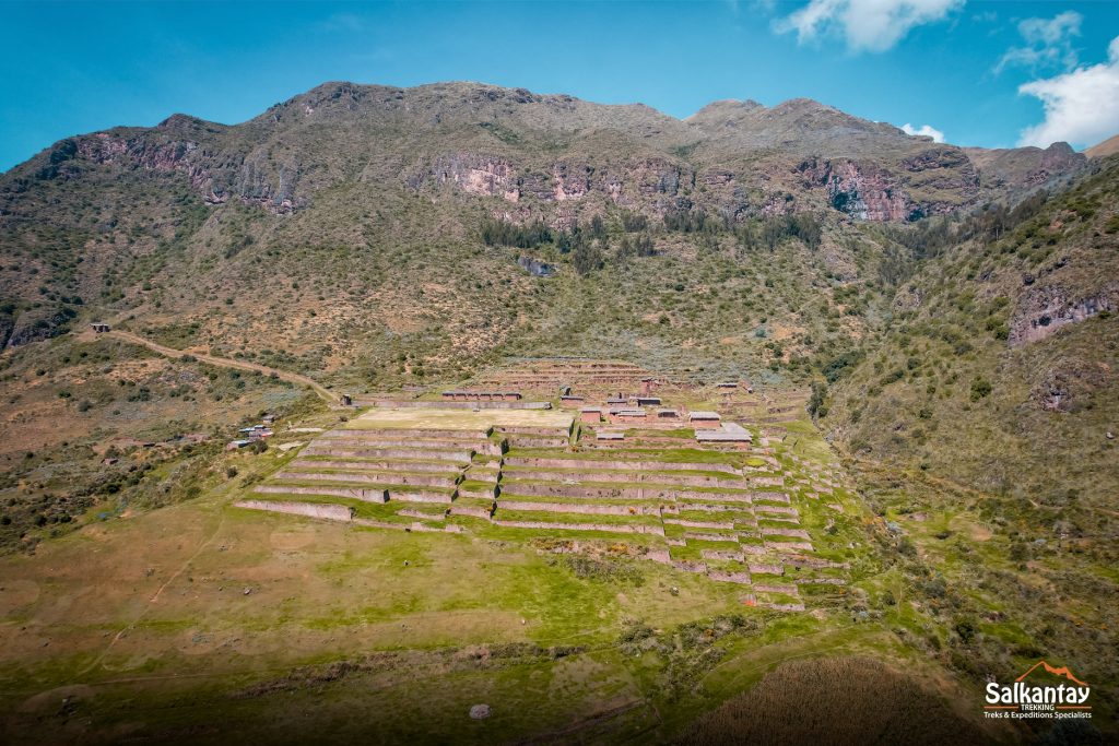 Vista panorâmica do sítio arqueológico de Huchuy Qosqo