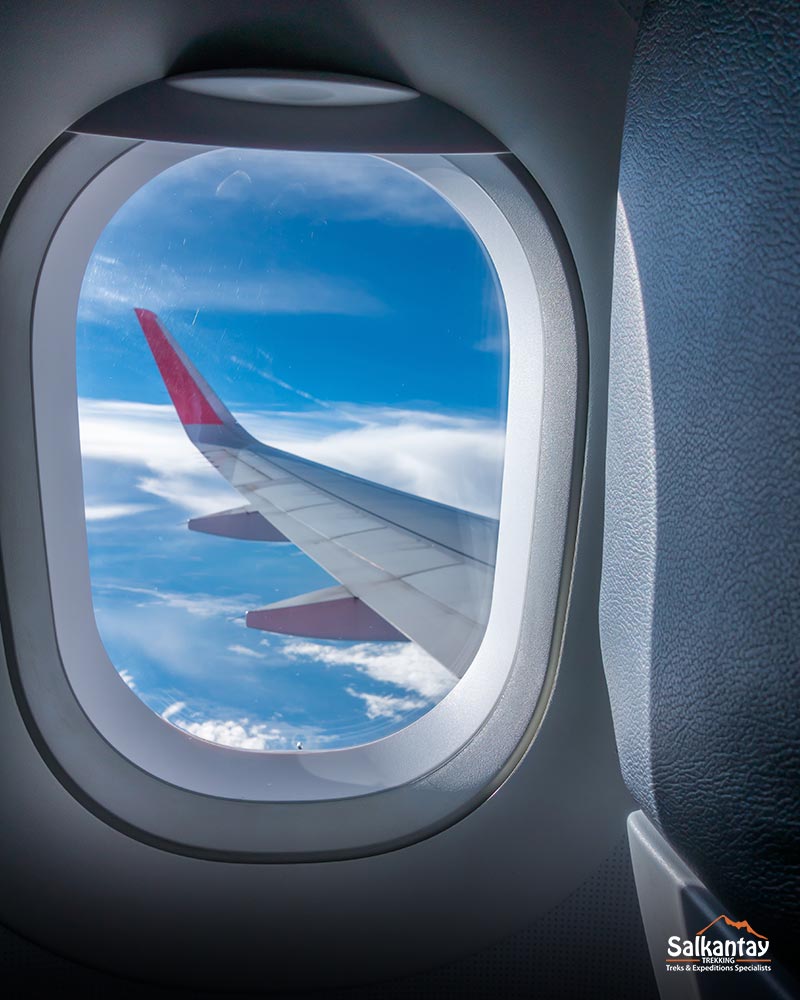 Avião sobrevoando os Andes peruanos.