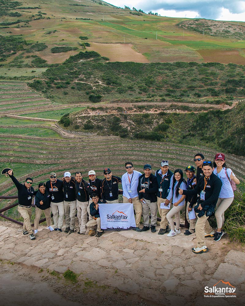 Grupo de guias no sítio arqueológico de Moray.