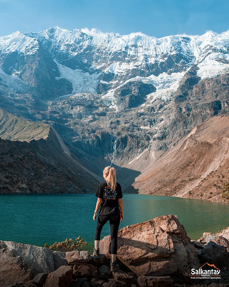 Turista vendo o lago Humantay nos Andes do Peru.