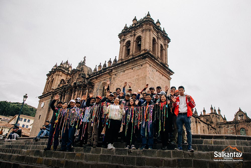 Nosso grupo de muleiros na praça principal de Cusco.