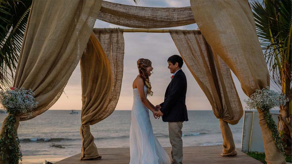 Casal romântico na praia de Punta Sal