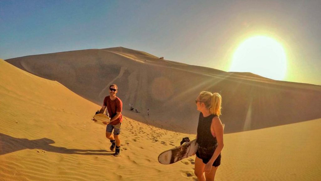 Aventuras de sandboard no oásis de Huacachina