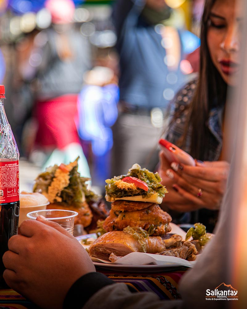 Turista comendo o prato típico de Cusco, o Chiriucho.