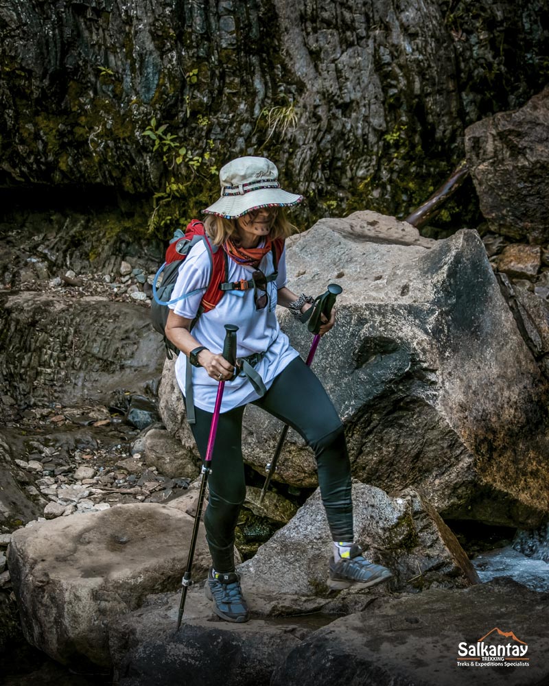 Turista com bastões de caminhada.