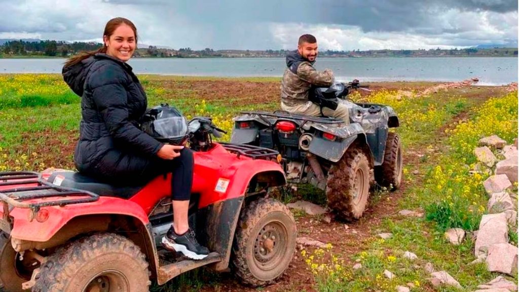 casal nas águas azul-turquesa da lagoa humantay