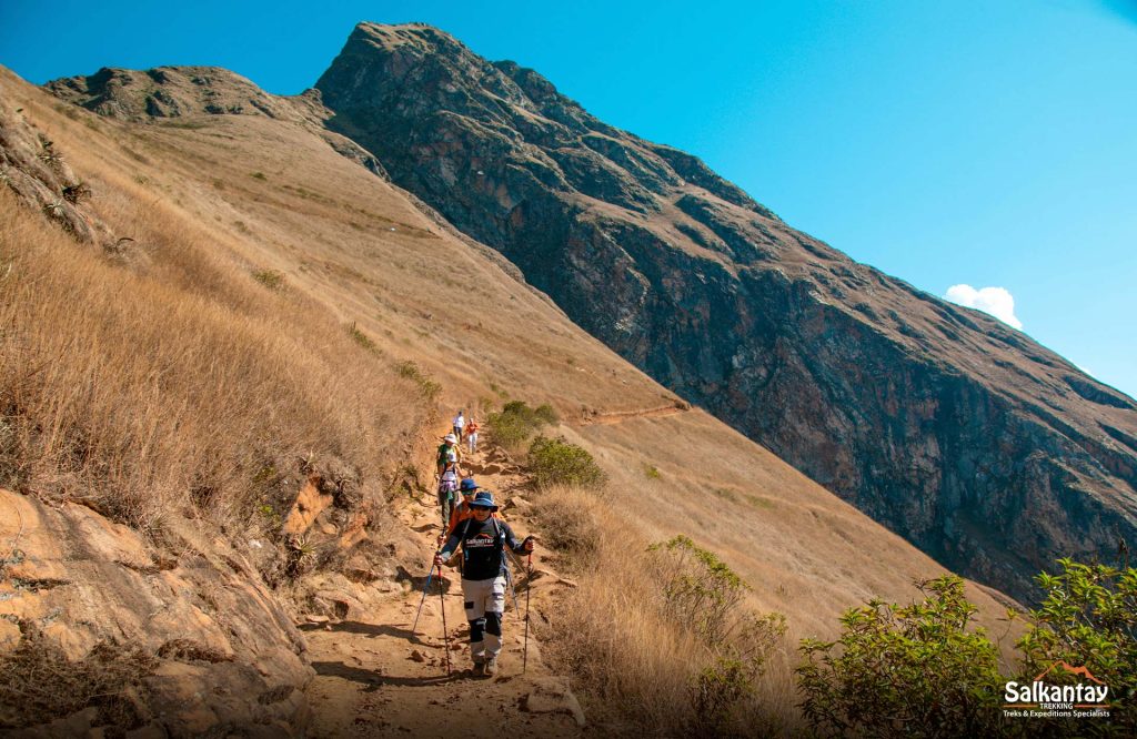 Turistas caminhando pelo desafiador sendero de Choquequirao.