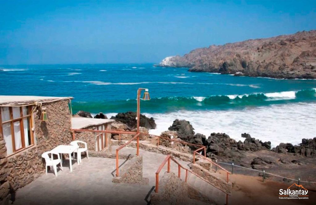 Praia Puerto Inca no Peru.