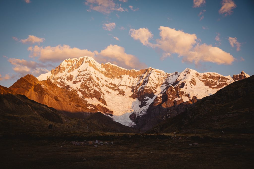 Montanha Ausangate ao pôr do sol.