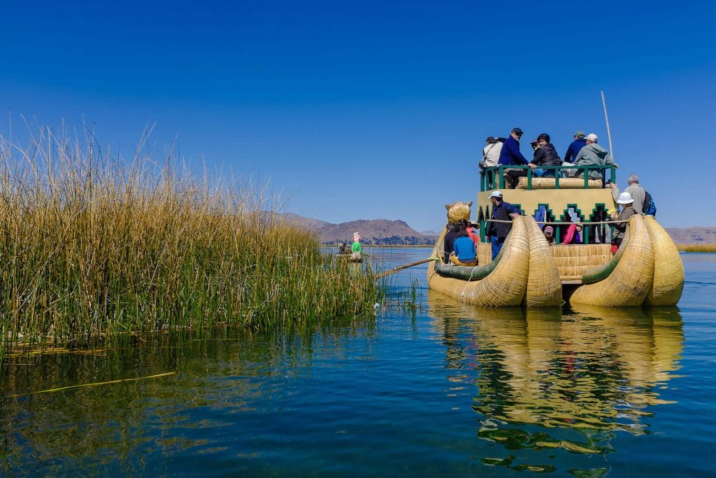 Partida de barco tradicional para as Ilhas Uros