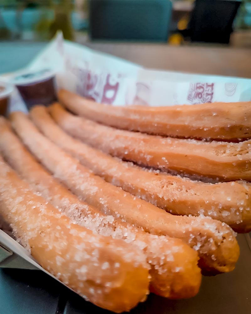 Churros peruanos em carrinhos de comida de rua | @quechurrotpp