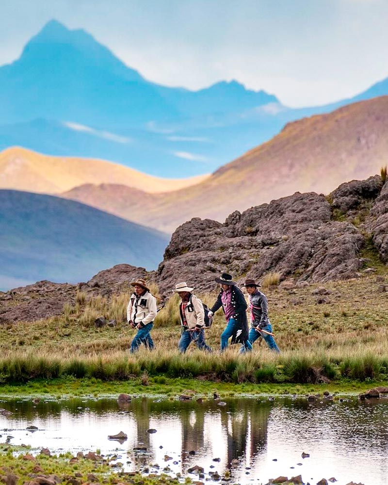 Grupo de pessoas a caminho da batalha de Chiaraje - (michaelbednarphotography/instagram)