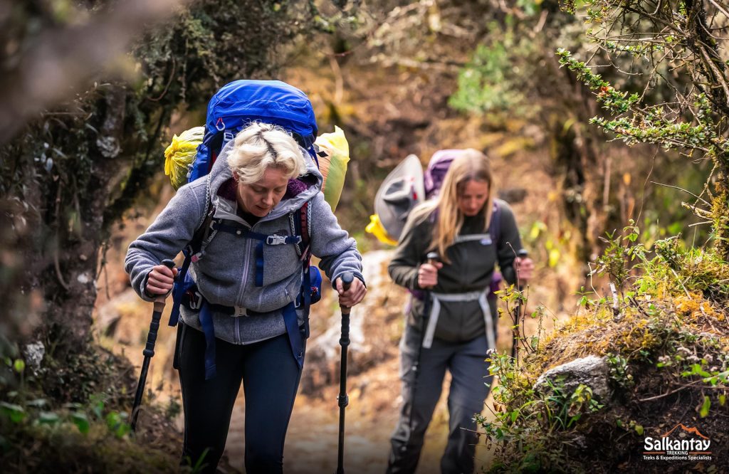 Mulheres com todo o equipamento de trekking.