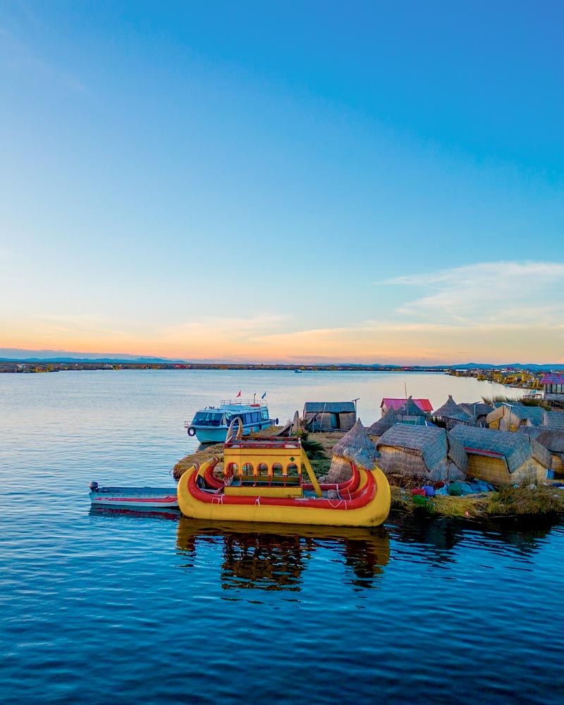 Barcos e casas feitos de junco totora nas Ilhas Uros - (wen.lemus/instagram)